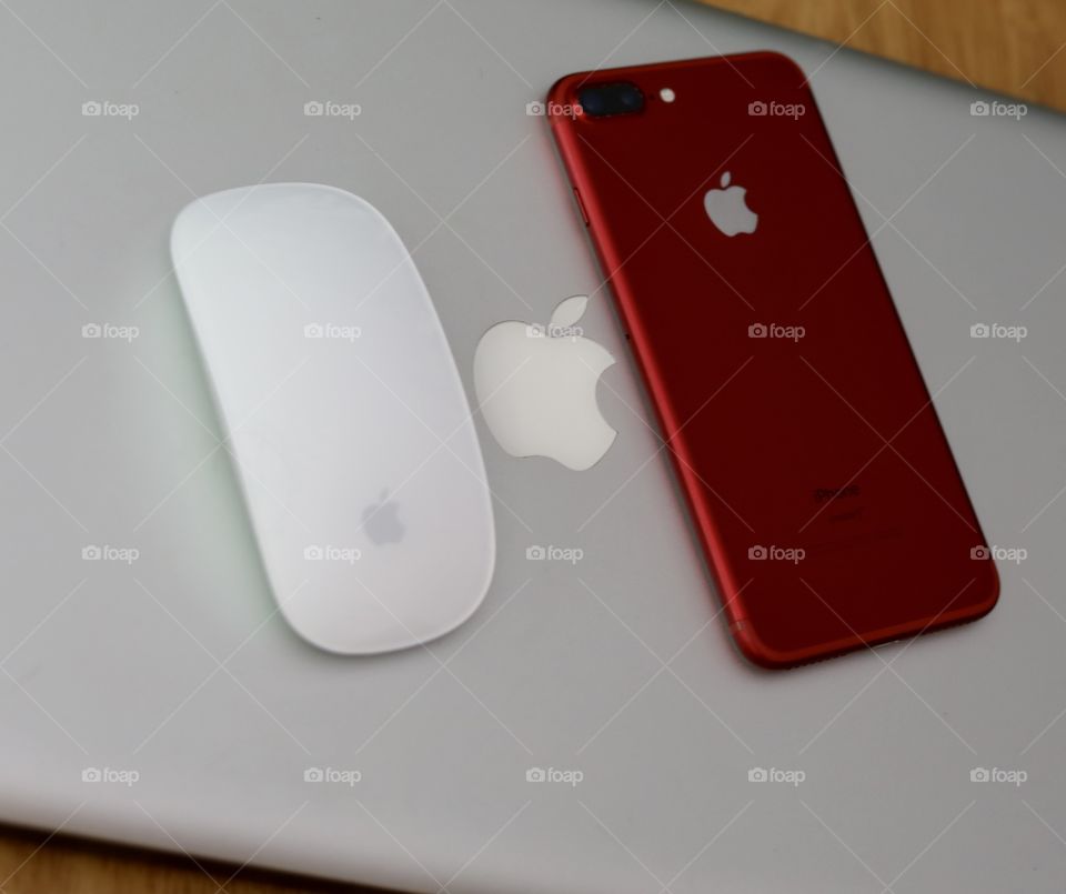 Iphone 7 plus Red on Macbook with Mouse