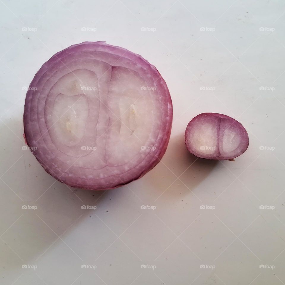 Comparison of shallots from Bali and shallots from East Java. The shallots from Bali is much bigger.