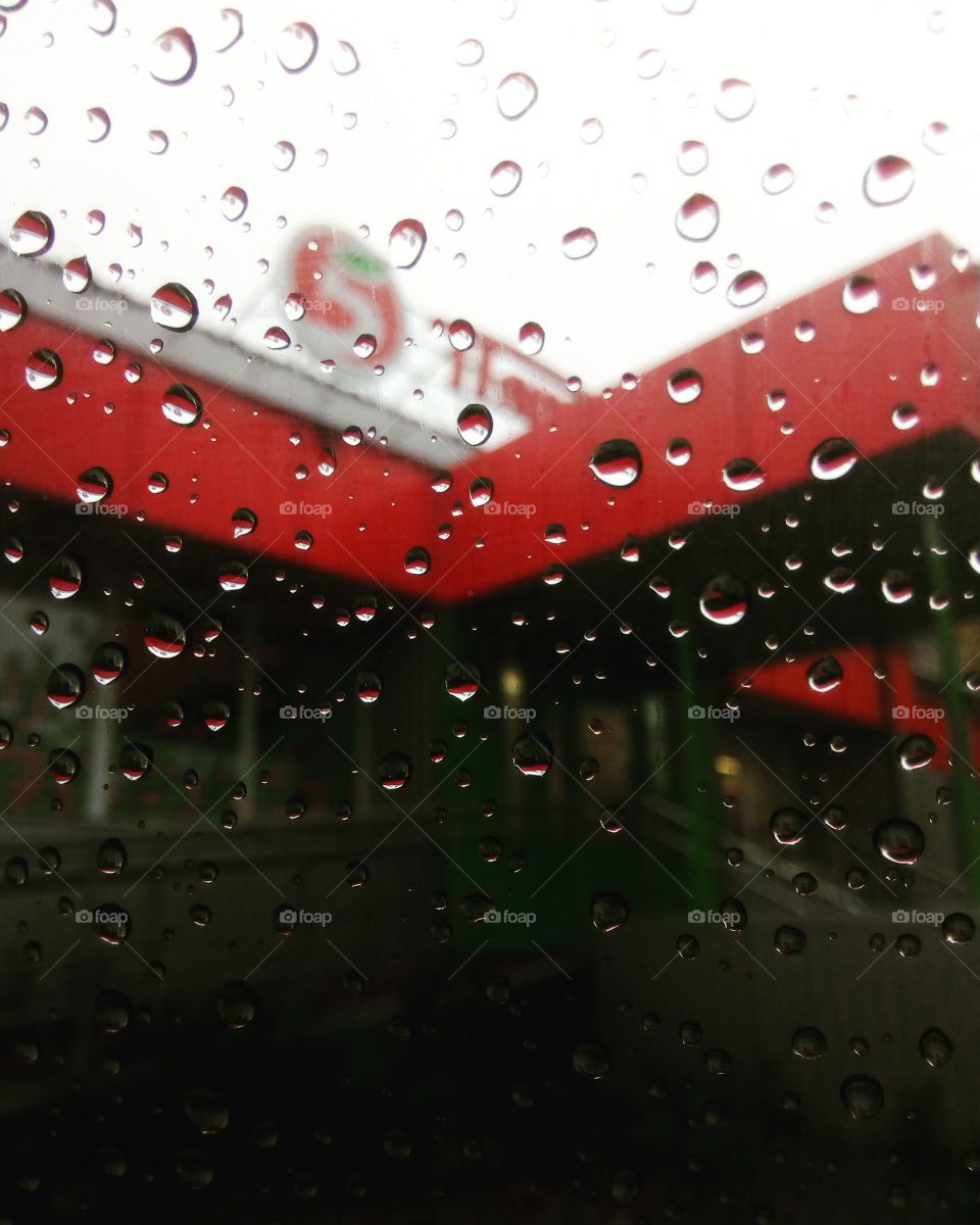 капли дождя на окне