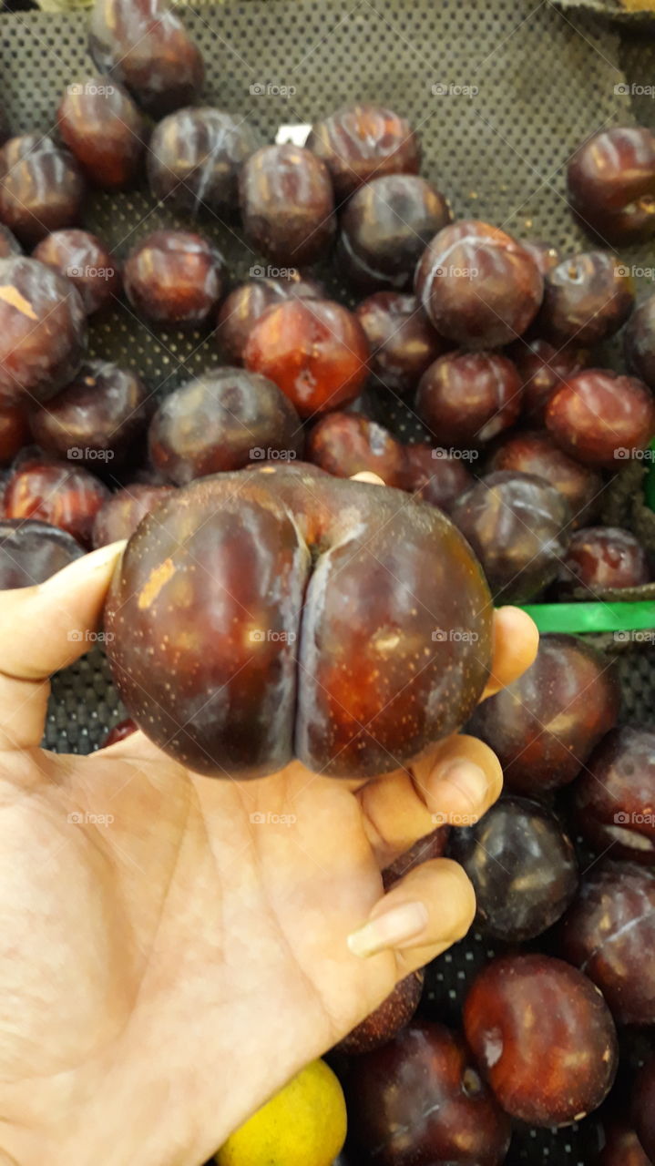 Somehow, I (as a man) are so interested in the shape of this red plum...😉