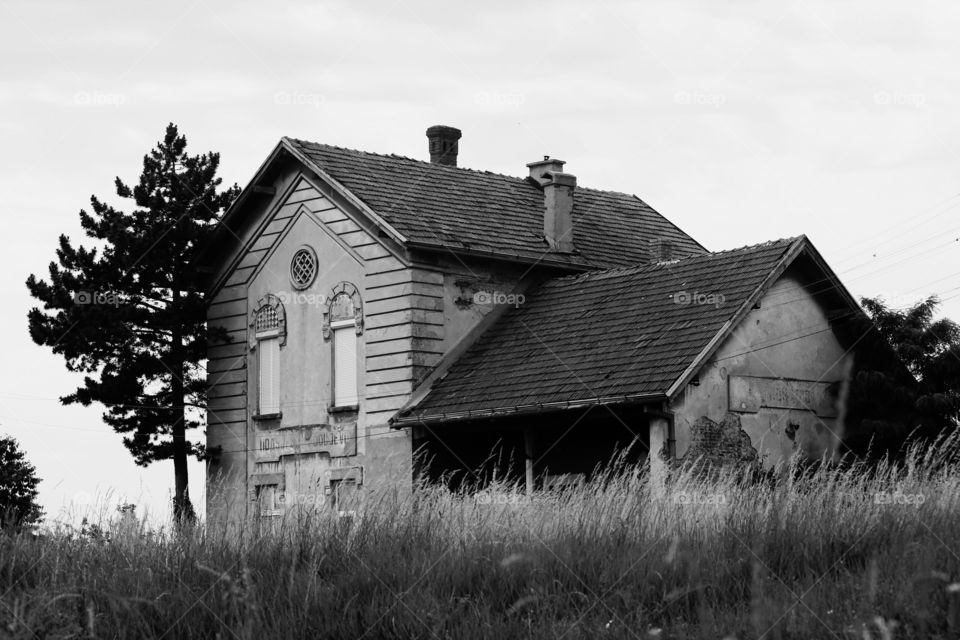 Abandoned house in black & white