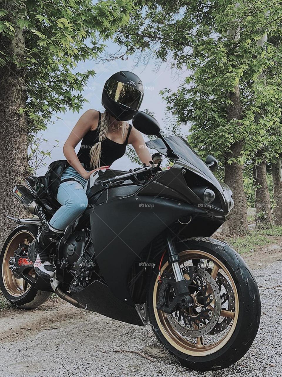 My athlete friend loves motorcycles and motorcycle riding, she loves her motorcycle so much that she is constantly posing, I admire her courage.