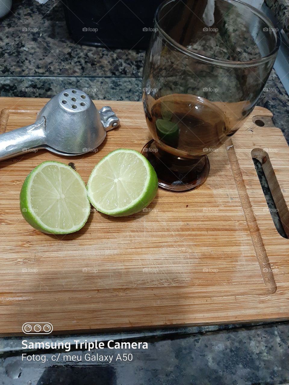 Preparando o meu drinque com Steinberg, limão, açúcar demerara orgânico e gelo. Só para quem curte..