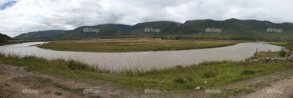 peaceful scenery in Tibet