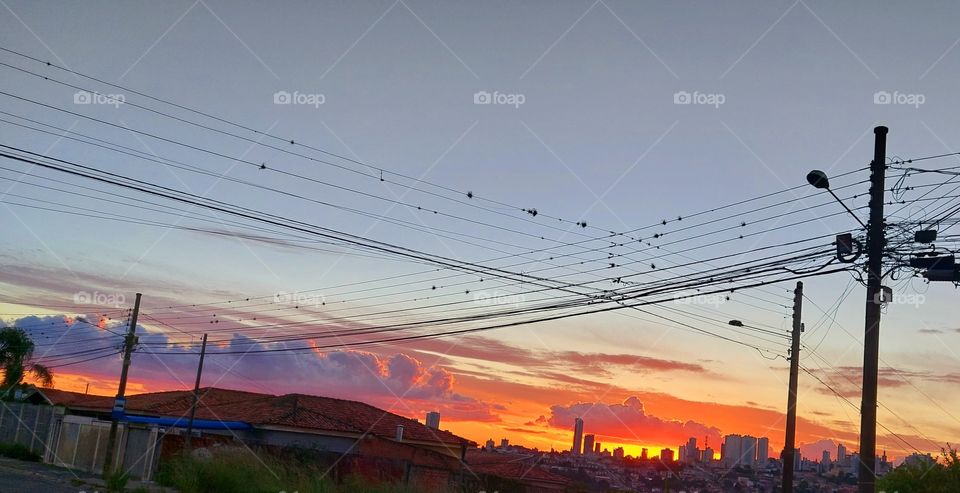 Cores surpreendentes no céu nos convidam a voltar os olhos para o alto.