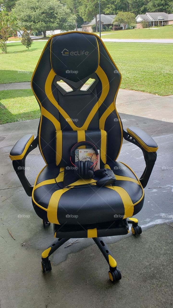 Silla negra y amarilla para video juegos en línea.