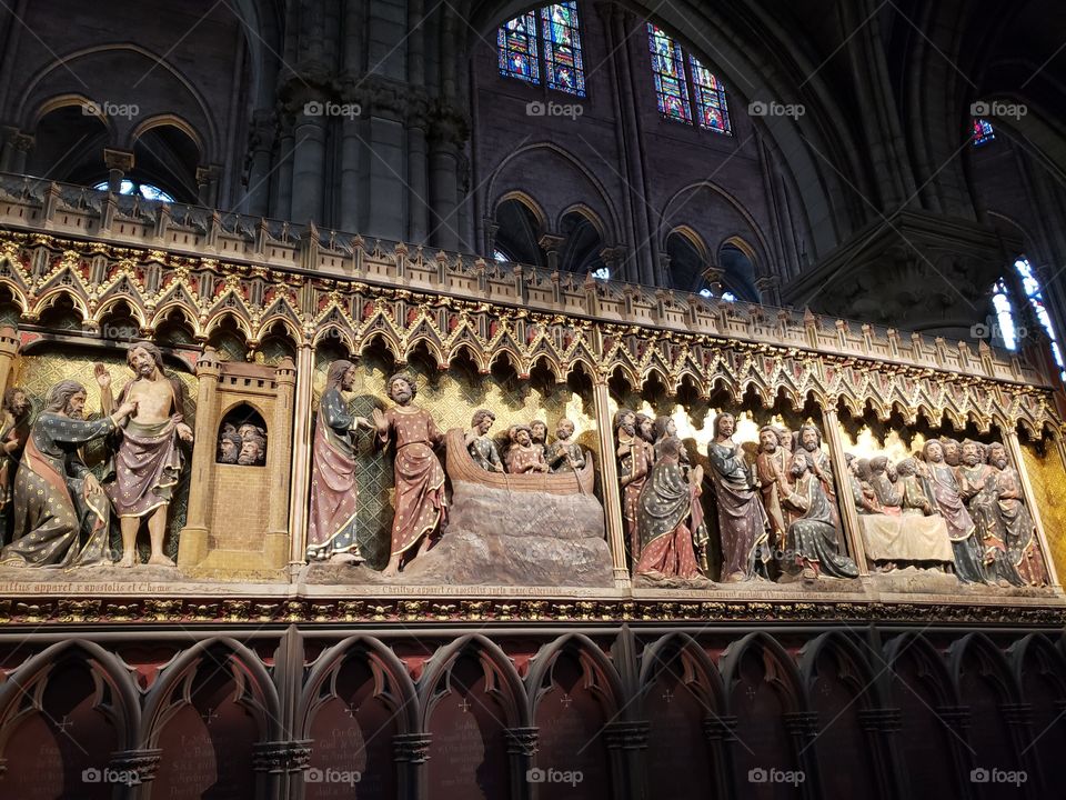 detalle de grabado a color en madera dentro de Notre Dame