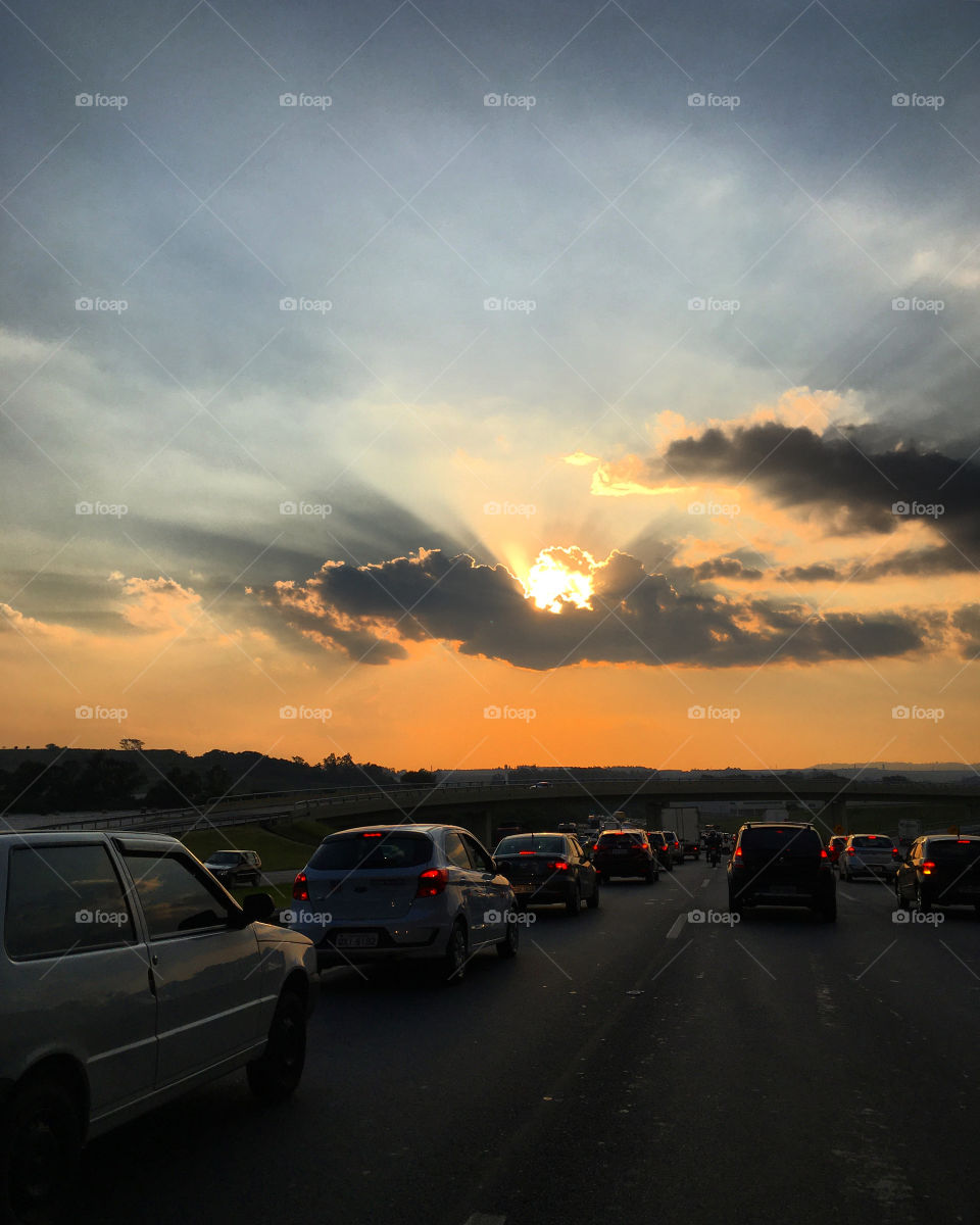 🇺🇸 The sunset in the city of Jundiaí, interior of Brazil, with the silhouette embellishing the photograph!
🇧🇷 O por do sol na cidade de Jundiaí, interior do Brasil, com a silhueta embelezando a fotografia!