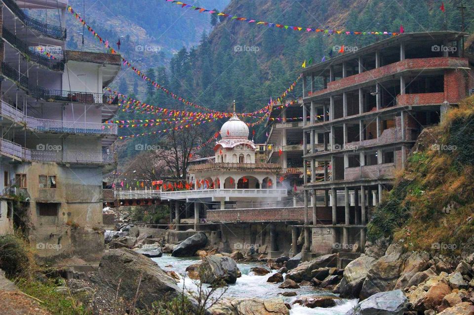 Manikaran is located in the Parvati Valley on river Parvati, northeast of Bhuntar in the Kullu District of Himachal Pradesh. It is at an altitude of 1760 m and is located 4 km ahead of Kasol and about 35 km from Kullu.