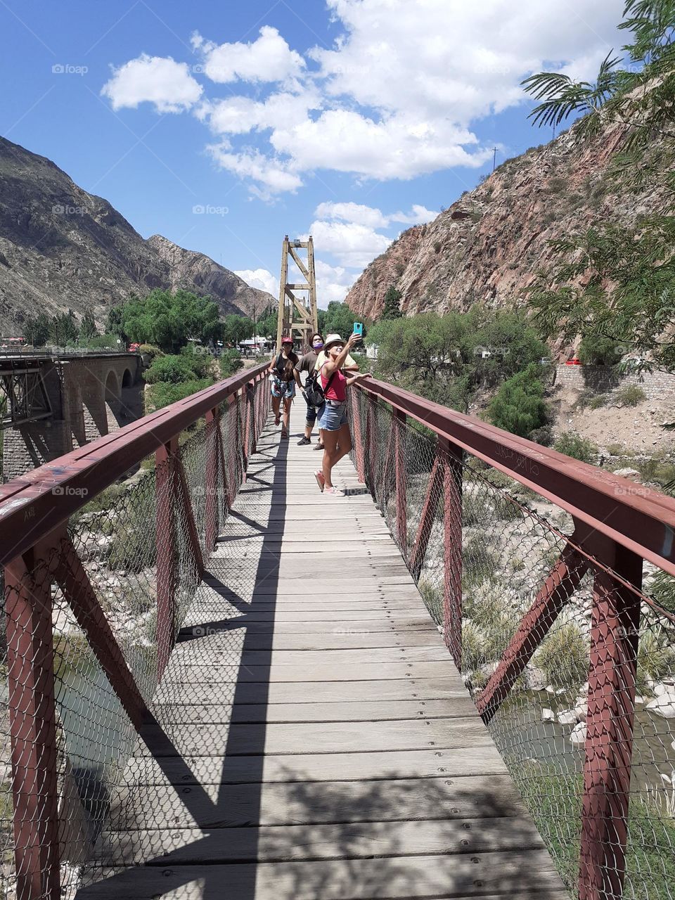 circulando por el puente colgante