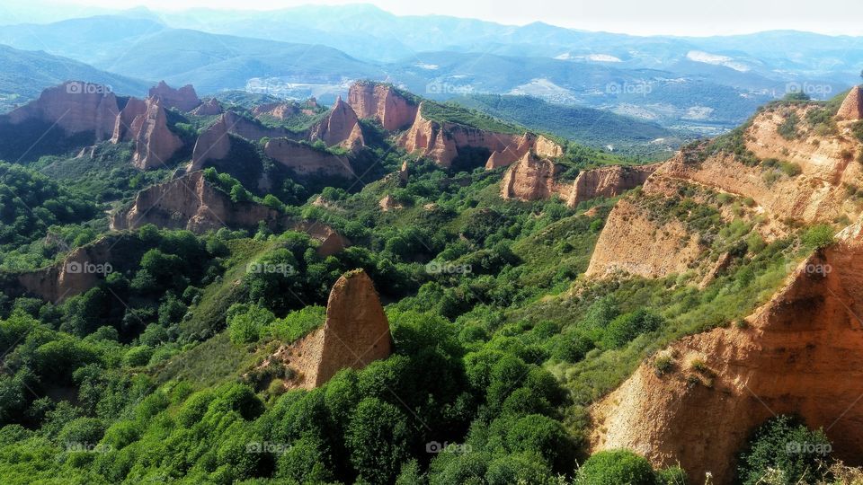 Another picture of the amazing red rock mountain in northern Spain. Nature.. I can't stress enough to express my gratitude to you. ❤️🌍🌿🌸