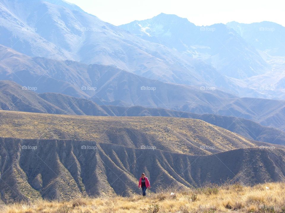 mujer caminando en zona cercana a la cordillera de Los Andes