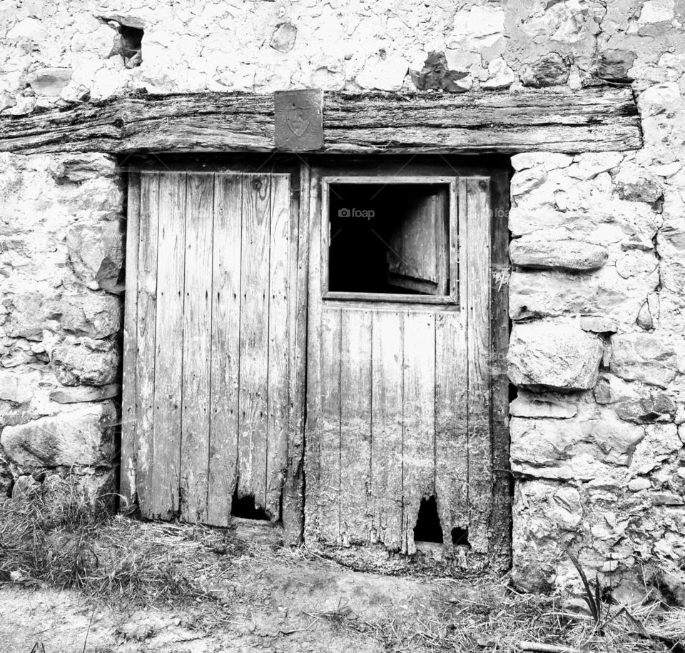 Vieja puerta de madera, old door b&w