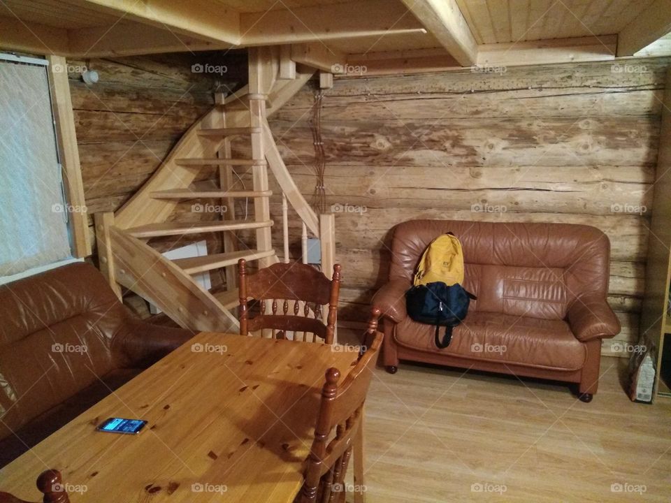 деревянный сруб в Карелии лестница ведущая на второй этаж мебель экология запах дерева