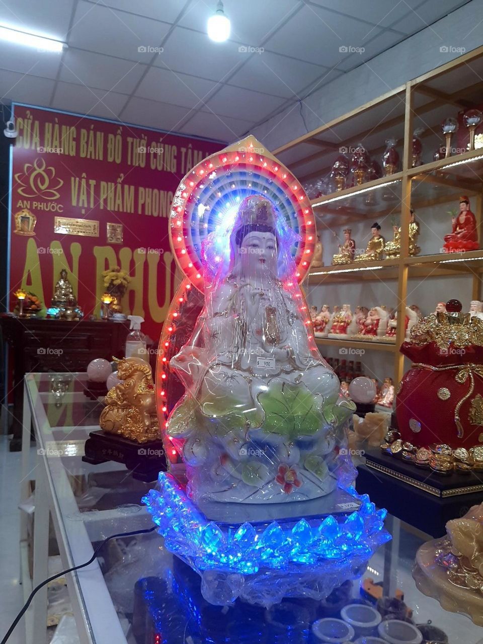 Tượng phật Bồ Tát.