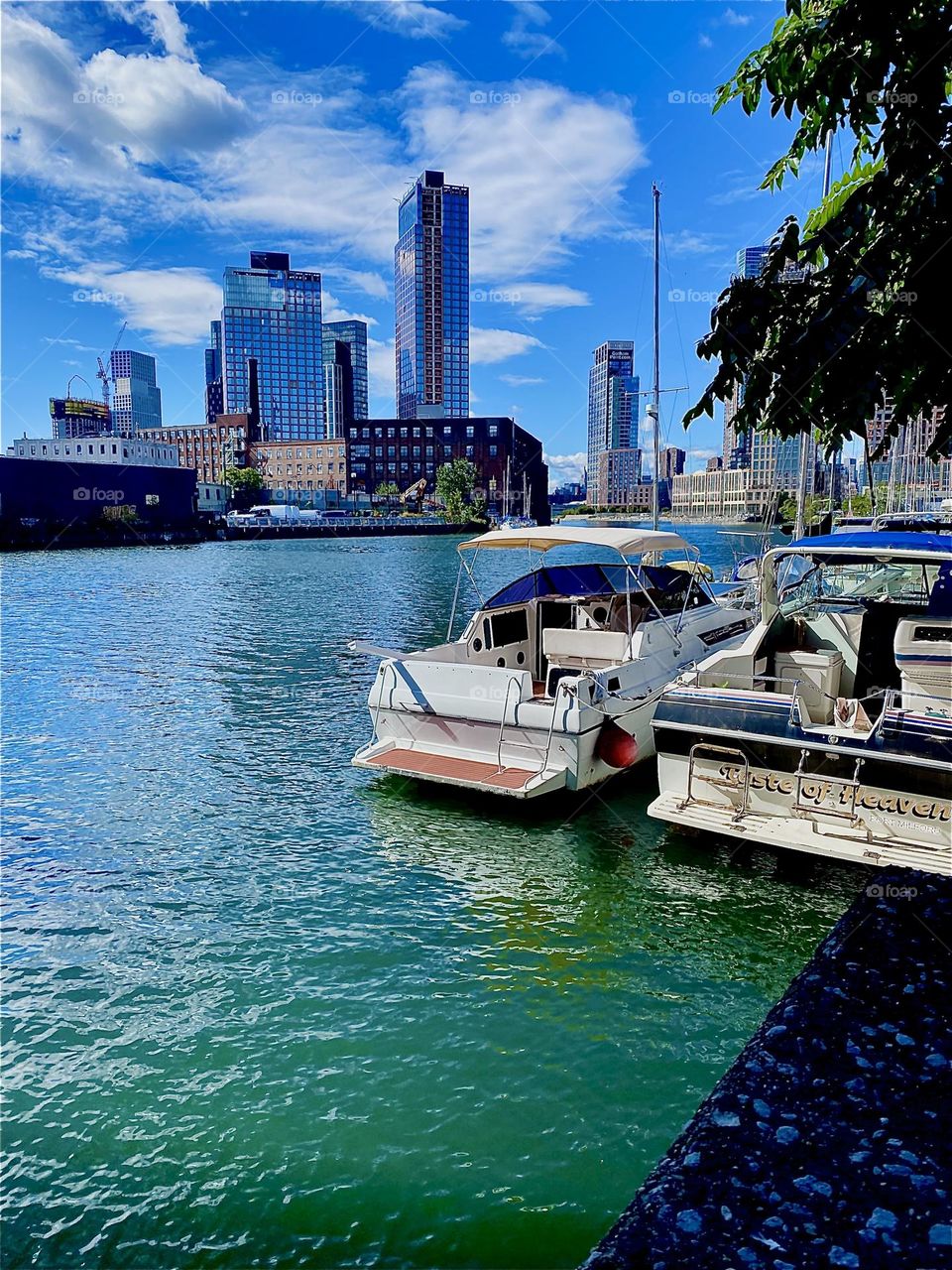This is „Newtown Creek“ by the „Pulaski Bridge“ in LIC, Queens seen from the parking lot beneath the bridge on a bright sunny day in October 2023. The ocean seems exceptionally clear and shimmering today. Hypnotic Productions