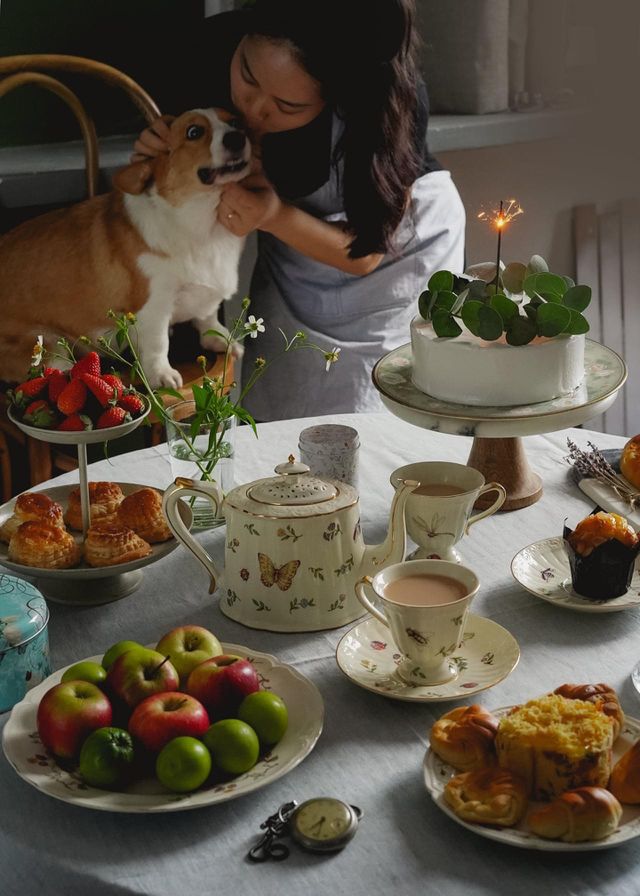 Afternoon tea with "pet" friend