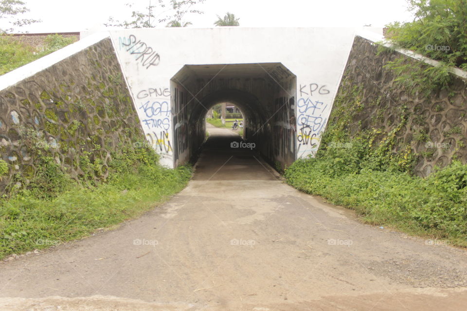 Terowongan dibawah rel