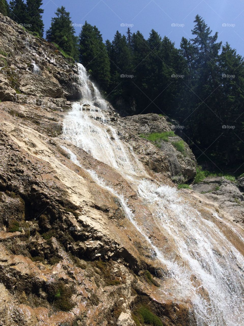 Cascade des Brochaux. Rafraîchissement sous les embruns de la cascade des Brochaux par une journée d'été caniculaire