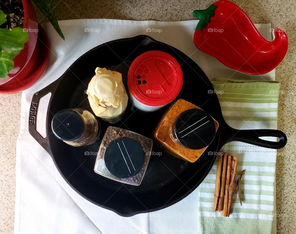 Sarten listo para cocinar comidas especiales, especiales aromáticas  y salsas picantes