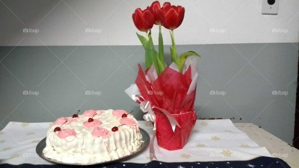 bolo de aniversário e flores