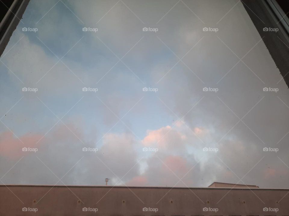 window vue of the clouds at sunset