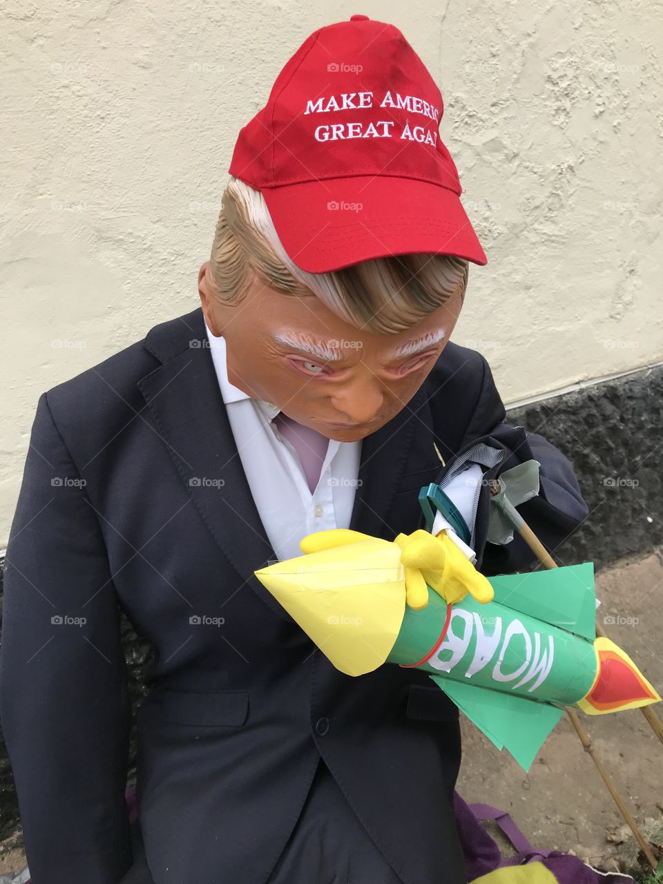 Part two of the Trump scarecrow movements, here he is going it alone, the man  made of straw, doing things lone wolf.