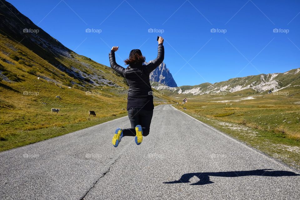 Donna jumps in front of the Gran Sasso