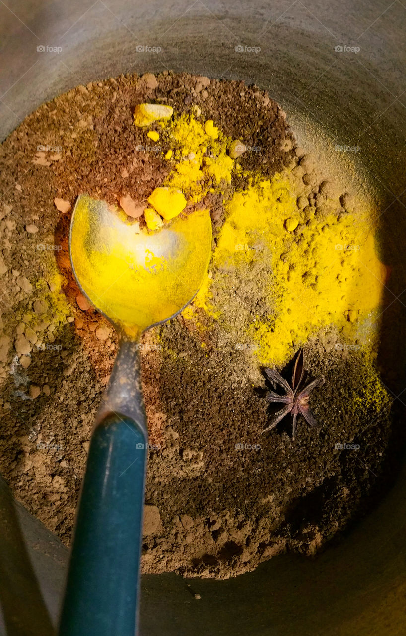 Preparing a turmeric mochaccino