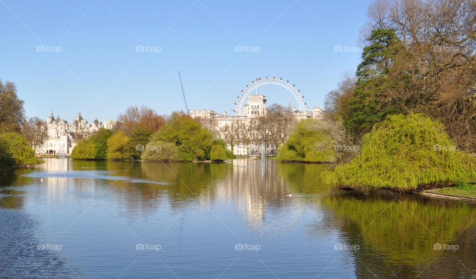 St jame's park lake and london eye view