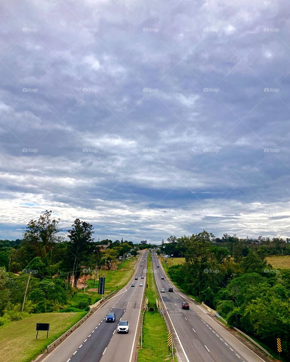 Dia bonito! Está nublado, mas ainda assim nos inspira.
Que hoje seja melhor do que ontem e pior do que amanhã. Aqui: Rodovia Bispo Dom Gabriel Paulino Bueno Couto, Bairro Medeiros - Jundiaí / SP).