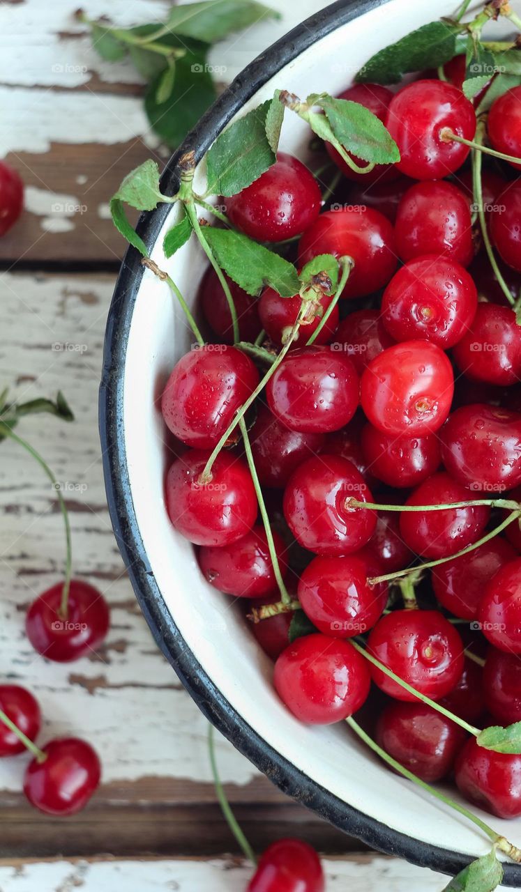 Fresh cherries in a white bowl