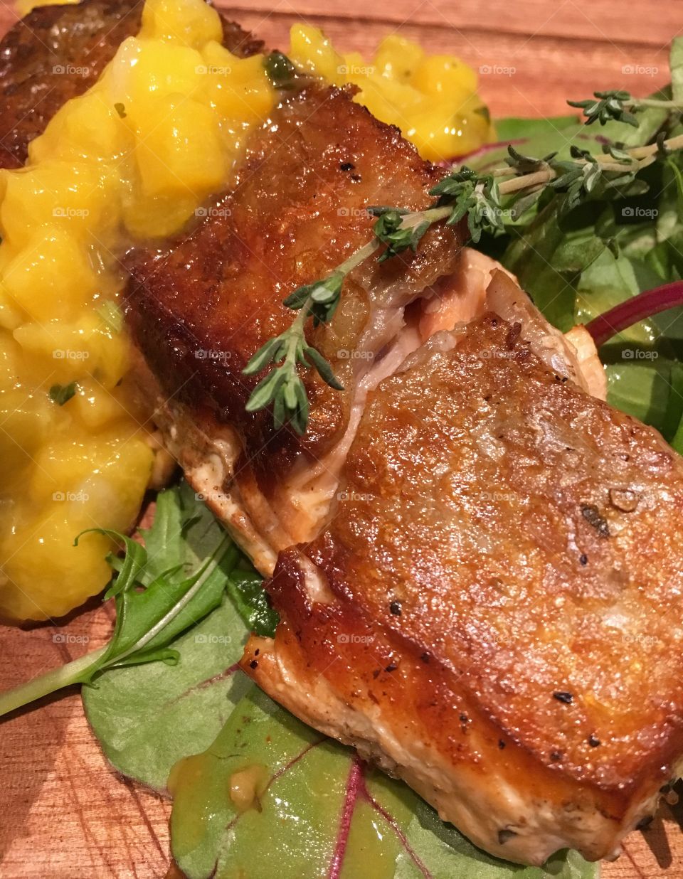 Grilled salmon with mango sources and salad 