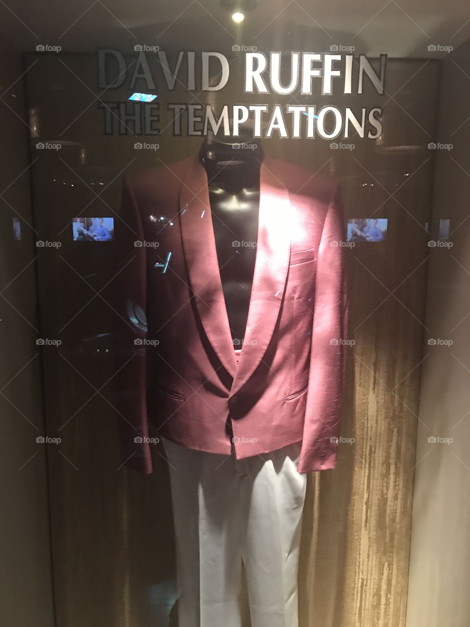 Pic of a Suit worn by a member of the old Temptations band