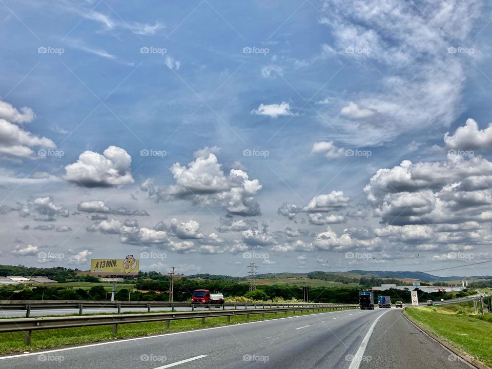 Não é gostoso dirigir em meio à essa paisagem?
Pista livre em Atibaia, com a Rodovia Dom Pedro inteirinha para a gente…