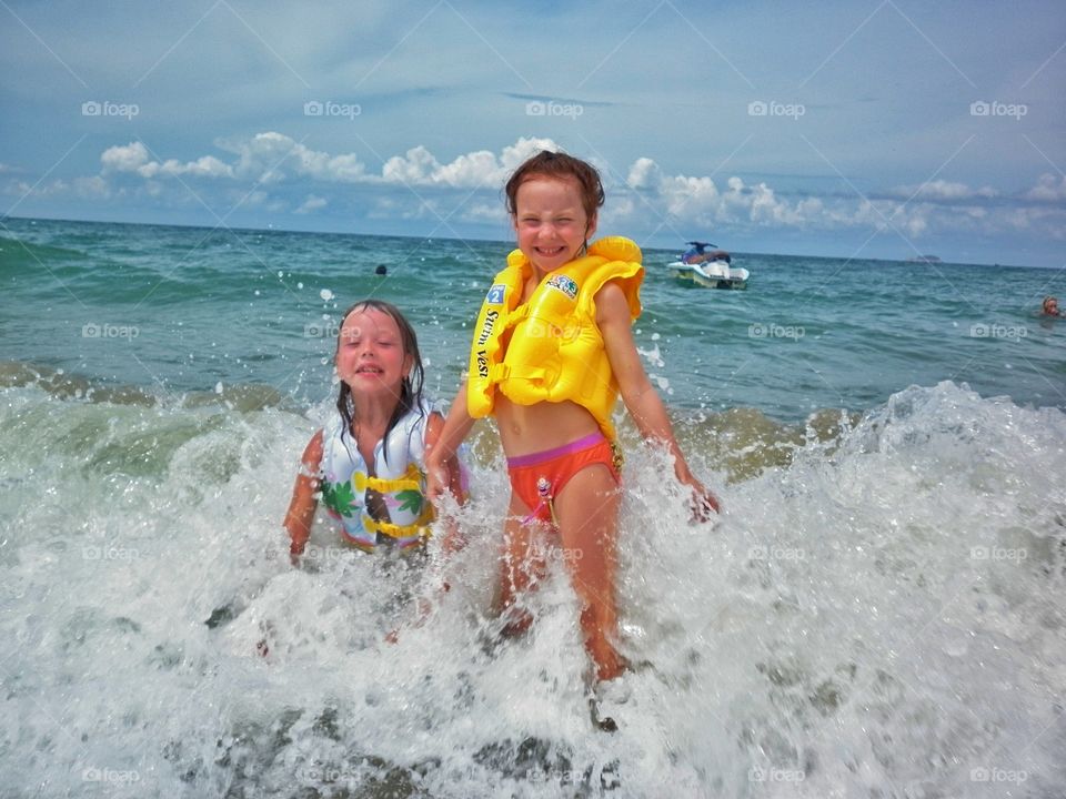 дети в море в желтом жилете