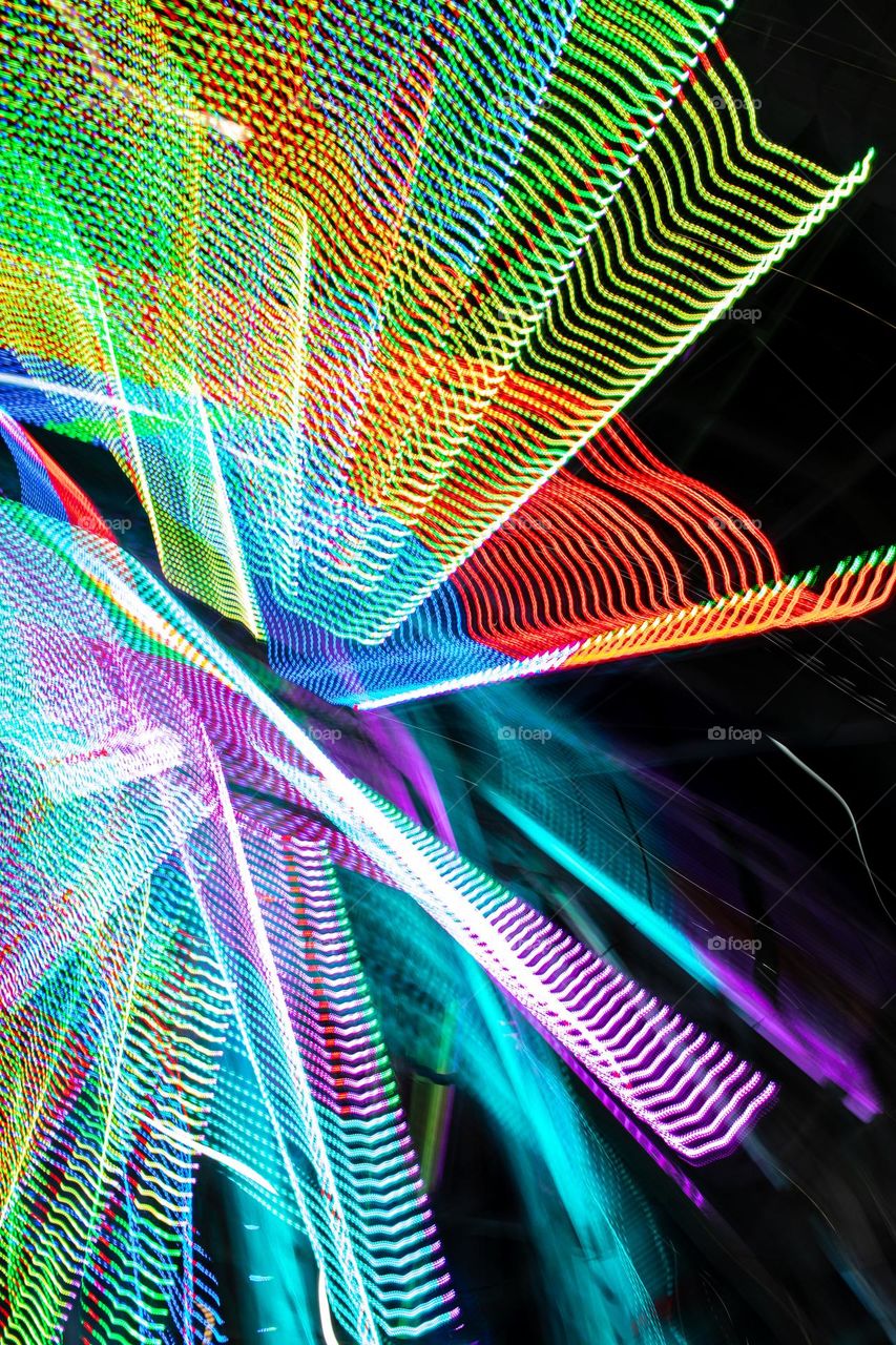 cores vibrantes em parque de diversões.