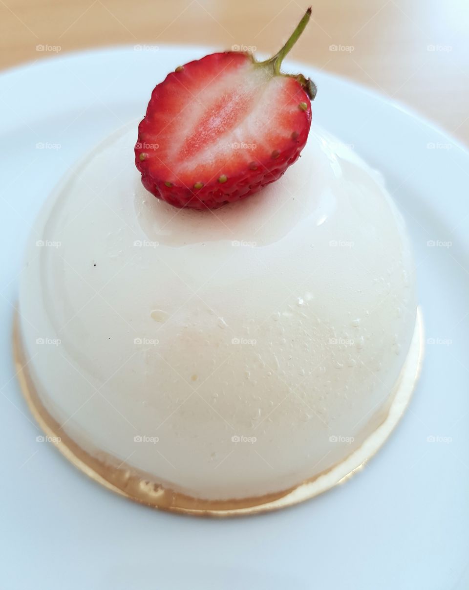 Vanilla dessert with strawberry