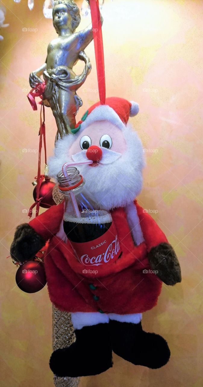 Дед мороз пьёт Coca Cola