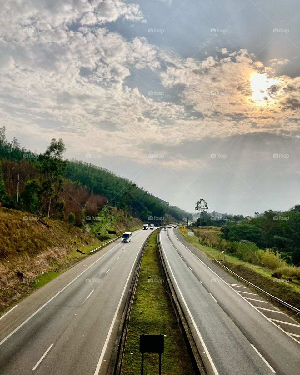 🇧🇷 Entardecendo em Cabreuva. Olhe só que visão bacana da rodovia!
Viva a natureza e a sua beleza. 

🇺🇸 Sunset in Cabreúva City (Brazil). Just look at this great view from the highway!
Enjoy nature and its beauty.