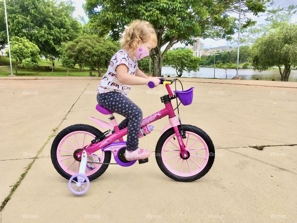 We never forget the first bike!  My daughter got her Christmas present and rode! / A primeira bicicleta a gente nunca esquece! Minha filha ganhou seu presente de natal e saiu pedalando!