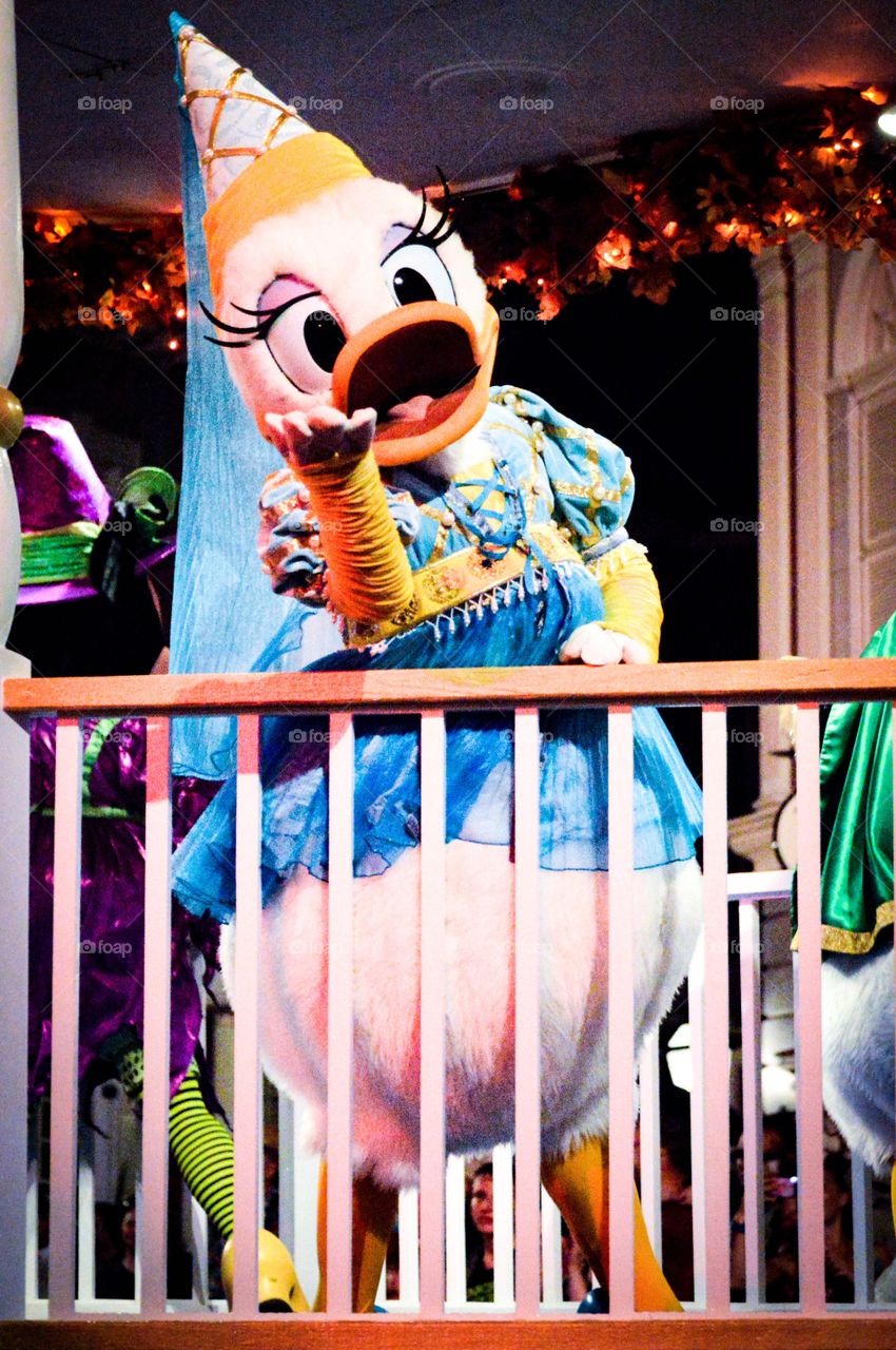 Daisy Duck blowing a kiss.