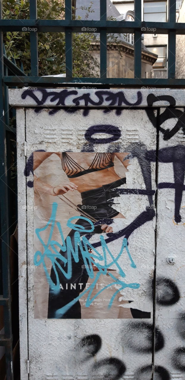 graffiti in Paris