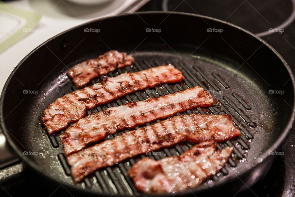 Makin a juicy burger with egg and bacon