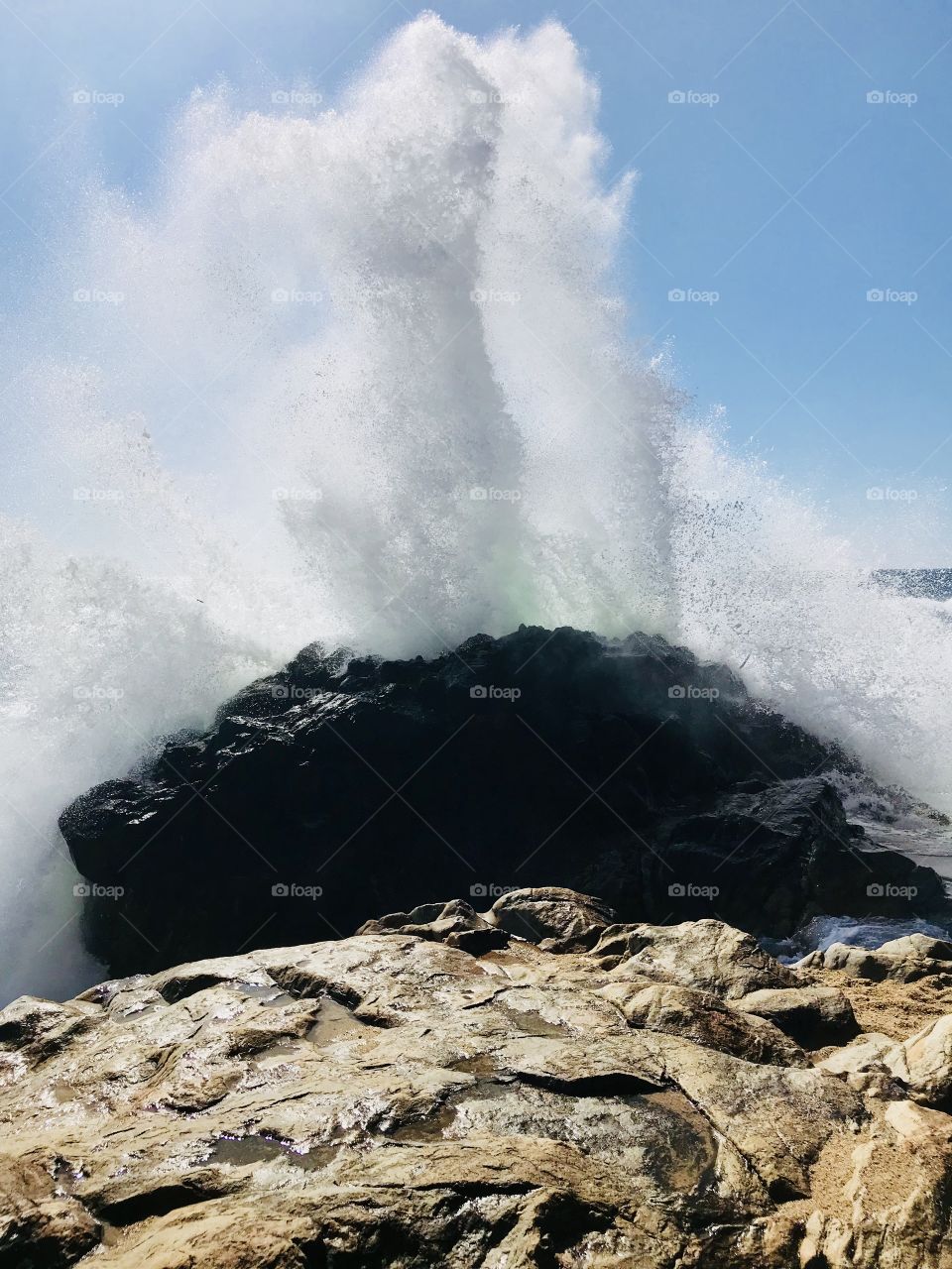 Waves crashing in to Alme huge rocks, making som good photographs