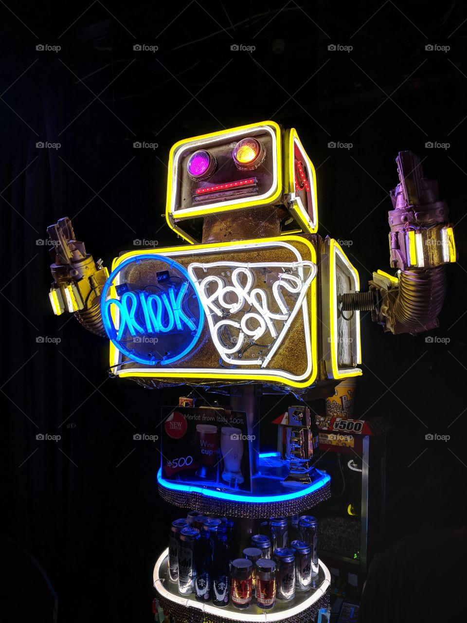 Futuristic drink and popcorn serving robotn