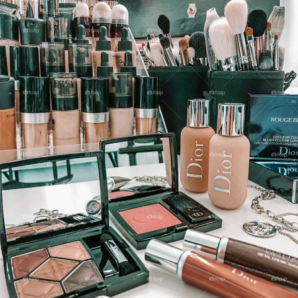 Great !!! One word Dior (a picture from an art showcase ... It’s very clear who can be offered ... Moscow, August 25, 2019 .