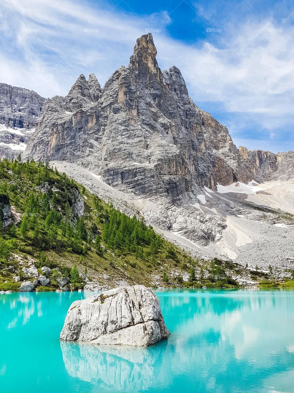 Spectacular blue lake under mountain at Lake Sorapis in Italy