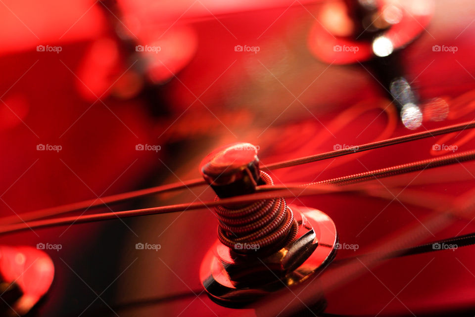 Guitar strings with leading lines