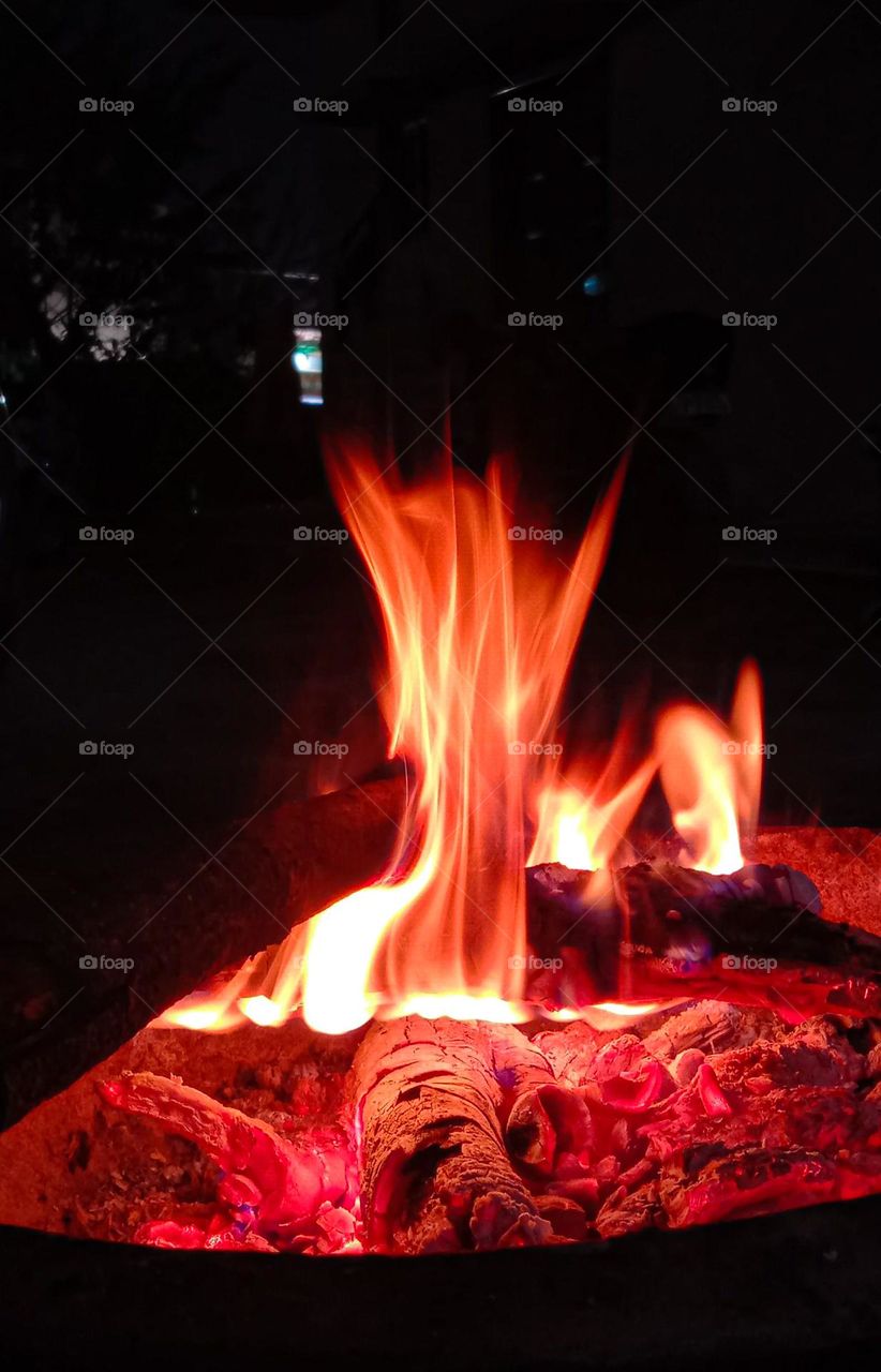 the warm feeling in cold night  💗 bonfire